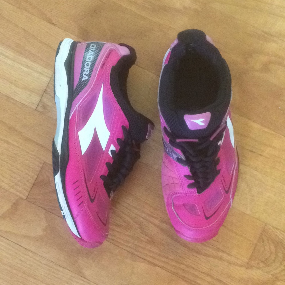 Tennis shoes